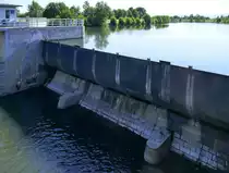 Willst�tt, Blick auf eins der beiden schwenkbaren Wehre am Kinzig-Stauwehr, Mai 2020