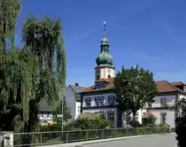 Willst�tt, Blick von der Kinzigbr�cke auf das ehemalige Rathaus, dahinter die evangelische Kirche, Mai 2020