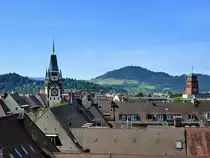 Freiburg, Blick von einer Dachterrasse an der Kaiser-Joseph-Stra�e �ber die D�cher der Altstadt zum 645m hohen Sch�nberg, rechts der Universit�tsturm, links das Martinstor, Juni 2014 