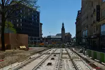Blick vom Fu�g�nger�berweg in der “Nei Avenue”, �ber die Trambaustelle in Richtung Hauptbahnhof von Luxemburg. Das Geb�ude in der Mitte des Bildes ist der Hauptbahnhof von der Stra�enseite aus gesehen. 05.08.2020