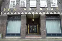 Der Sprinkenhof (erbaut in drei Abschnitten zwischen 1927 und 1943 nach Pl�nen von Fritz H�ger und Hans + Oskar Gerson) im Hamburger Kontorhausviertel am 29.2.2020: Hauseingang Altst�dter Str.6 /