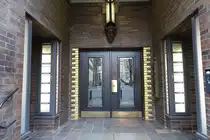 Der Sprinkenhof (erbaut in drei Abschnitten zwischen 1927 und 1943 nach Pl�nen von Fritz H�ger und Hans + Oskar Gerson) im Hamburger Kontorhausviertel am 29.2.2020: Hauseingang Altst�dter Str.6 /