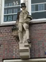 Hamburg Altstadt (Geb�udekomplex Altst�dter Hof) am 29.2.2020: Sandsteinskulptur „Gem�seh�ker“ �ber dem Hauseingang Altst�dter Str. 13, erschaffen von Richard Ku�hl 1936-1937 / 