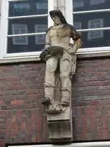 Hamburg Altstadt (Geb�udekomplex Altst�dter Hof) am 29.2.2020: Sandsteinskulptur „Fischer“  �ber dem Hauseingang Altst�dter Str. 15, erschaffen von Richard Ku�hl 1936-1937, /