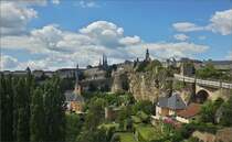 Blick aus dem fahrenden Zug der die Brcke nahe der Monte de Clausen in Richtung Norden berquert, auf die Oberstadt der Stadt Luxemburg. 07.07.2020