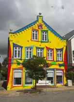 Das Gelbe Haus, Ein buntes Haus am Marktplatz von Bredstedt in Schleswig-Holstein inspirierte den Designer Udo Bernhart zu dieser farbenfrohen Designer Tapete. Am 08.06.2020. abgelichtet.