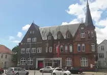 Altes Rathaus von Bredstedt. Der s�dliche Geb�udeteil wurde im Jahr 1930 als Anbau an der Ecke Markt/Bohnenstra�e ausgef�hrt. Er wurde f�r die Spar- und Leihkasse zu Bredstedt errichtet, die mittlerweile das gesamte Geb�ude nutzt. Abgelichtet am 08.06.2020.