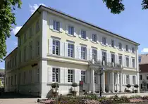 Haslach, als Badhotel  F�rstenberger Hof  im 19.Jahrhundert erbaut, sp�ter als Schule, heute von der Sparkasse genutzt, Juni 2020