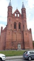 Stadtpfarrkirche St. Marien in Kyritz, gehrt und dient einer Gemeinde der unierten Evangelischen Kirche Berlin-Brandenburg-Schlesische Oberlausitz. Die Kirche entstand wahrscheinlich schon Ende des 13. Jh.s und wurde im 15. Jh. erweitert. Nach dem Stadtbrand wurde sie in den Jahren 1709–1712 wieder aufgebaut. 1848 erbaute Friedrich August Stler die neue Westfassade. Am 07.07.2020. gesehen.