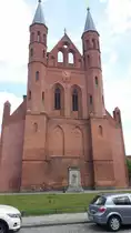 Stadtpfarrkirche St. Marien in Kyritz, geh�rt und dient einer Gemeinde der unierten Evangelischen Kirche Berlin-Brandenburg-Schlesische Oberlausitz. Die Kirche entstand wahrscheinlich schon Ende des 13. Jh.s und wurde im 15. Jh. erweitert. Nach dem Stadtbrand wurde sie in den Jahren 1709–1712 wieder aufgebaut. 1848 erbaute Friedrich August St�ler die neue Westfassade. Am 07.07.2020. gesehen.