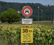 Dieser Weg ins  Zentrum  von Full ist wohl den Zubringern und Radfahrern vorbehalten. Aber ein Hingucker ist dieses Verbotsschild im Jahr 2020 durchaus...
Full, August 2020.