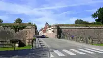 Neubreisach (Neuf Brisach), das ehemalige Stra�burger Tor, ein Eingang zur Festungsstadt, f�r den zunehmenden Verkehr abgebrochen und erweitert, Juli 2020