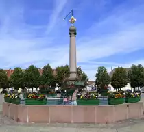 Neubreisach (Neuf Brisach), der Brunnen in der Mitte des Marktplatzes wurde 1726 aufgestellt, Juli 2020
