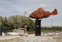 Der future fish des Knstlers Diedel Klver wurde auf einem 2,5 m hohen Sockel am Vareler Hafen aufgestellt. Der Bauch des Schrottkunst-Fisches ist voller Plastikmll. Damit soll auf die Verschmutzung der Weltmeere aufmerksam gemacht werden. 20.08.2020