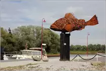 Der future fish des K�nstlers Diedel Kl�ver wurde auf einem 2,5 m hohen Sockel am Vareler Hafen aufgestellt. Der Bauch des Schrottkunst-Fisches ist voller Plastikm�ll. Damit soll auf die Verschmutzung der Weltmeere aufmerksam gemacht werden. 20.08.2020