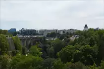 Blick von der „Place de Constitution“ �ber das Petrustal auf die Ecke Boulvard d’Avranches –Avenue de la Gare in der Stadt Luxemburg. 08.2020