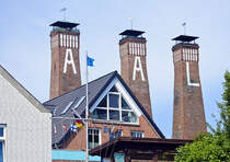 Die drei Schornsteine der Aal- und Fischrucherei Friedrich Fh in der Altstadt von Kappeln. Aufnahme: 12. August 2020.