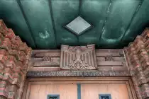 Adler �ber dem Eingang zum Deutschen Haus in Flensburg. Das Deutsche Haus in Flensburg wurde in den Jahren 1927 bis 1930 erbaut. Es wurde der Stadt von der deutschen Regierung geschenkt als Dank f�r die �deutsche Treue� Flensburgs bei der deutsch-d�nischen Volksabstimmung 1920. Damals hatte die Stadt mit gro�er Mehrheit f�r einen Verbleib bei Deutschland votiert. Aufnahme: 11. Juli 2020.