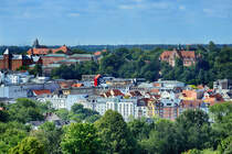 Aussicht vom Wasserturm Mrwik auf die Flensburger Innenstadt. Auf dem Hgel rechts im Bild ist fas Hauptgebuder des Museumsbergs zu sehen. Aufnahme: 31. Juli 2020.