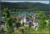 Die Pfarrkirche St. Laurentius in Leutesdorf am Rhein stammt aus unterschiedlichen Epochen. Der Kirchturm wurde bereits im 13. Jahrhundert errichtet, das Langhaus ersetzte 1728-1730 einen Vorgngerbau. (Leutesdorf, 24.07.2020)