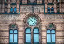 Ein Bildausschnitt vom Hauptpostamt in Koszalin (K�slin) - en gotisches Backsteingeb�ude aus deutscher Zeit. Aufnahme: 16. August 2020.