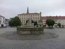 Vyskov / Wischau, Brunnen und Pests�ule am Marktplatz (04.08.2020)