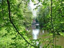 Anfang Mai 2008 wurde dieses Motiv mit der alten Schlossmhle am Wasserschloss Rheda aufgenommen. In der Mitte des Bildes ist die neue Emsbrcke zu erkennen, welche eine neue Verbindung zum Schlosspark Rheda erffnet.