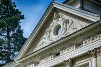 Schmuck eines Hauses aus der deutschen Gr�nderzeit - Ecke Ul. Marii Konopnickiej/Ul. Armii Krajowej (bis 1945 Paradestra�e) in Lębork (Lauenburg in Pommern). Aufnahme: 19. August 2020.