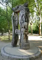 Freiburg-Mundenhof, im Freiburger Haustierzoo steht die Skulptur aus Holz von Thomas Rees, sie erz�hlt die Geschichte vom Esel  Moritz , Aug.2020