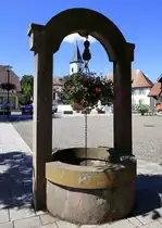 Umkirch, alter Ziehbrunnen auf dem Gutshofplatz, Juli 2020