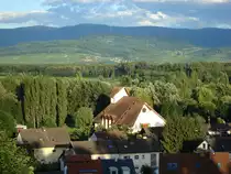 Freiburg-Opfingen, Blick von der Bergkiche nach Osten auf den Schwarzwald, im Vordergrund die katholische Kirche St.Nikolaus, Juli 2008