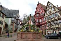 Hier die Seite des Schnatterlochs mit dem Aufstieg im Hintergrund zur Schloruine. Vorne der Brunnen ist sterlich geschmckt