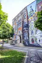 Fassadenmalerei an der Ulica Stefana Starzyńskiego (bis 1945 Bachstra�e) in Słupsk (Stolp) in Hinterpommern. Aufnahme: 20. August 2020.