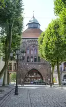 Słupsk (Stolp) in Hinterpommern: Neues Tor (Nowa Brama) von der Stra�e Nowobramska (bis 1945 Neue Stra�e) aus gesehen.
Aufnahme: 20. August 2020.