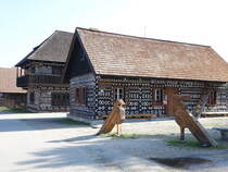 Cicmany / Zimmermannshau, Volksarchitektur mit weier Bemalung der Holzhuser (06.08.2020)