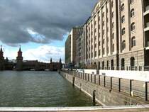An der Spree in berlin, im Hinterrgrund die Oberbaumbrcke  Sept. 2007