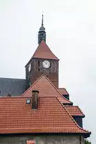  Darłowo (R�genwalde) in Hinterpommern - Der Turm von Marienkirche hinter Ziegeld�chern. Aufnahme: 22. August 2020.