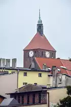 Darłowo in Hinterpommern - Der Turm von R�genwalder Marienkirche hinter Hausd�chern in der Innenstadt. Aufnahme: 22. August 2020.