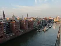 Hamburg im Abendlicht am 15.9.2020: Blick von der Plaza der Elbphilharmonie auf die Wasserfront der H�user  am Sandttorkai /