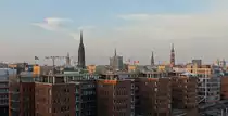 Hamburg im Abendlicht am 15.9.2020: Blick von der Plaza der Elbphilharmonie �ber die D�cher der Hafencity auf einige der Hamburger T�rme /