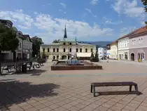 Dolny Kubin / Unterkubin, Brunnen und Geb�ude am Hviezdoslavovo Namesti (06.08.2020)