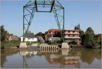 Osten (Samtgemeinde Hemmoor). Die 1909 errichtete Schwebef�hre f�hrte bis 1974 den Kfz-Verkehrt �ber die Oste in und durch den Ort. Seither steht sie als technisches Kulturdenkmal unter Schutz. Die Schwebef�hre hatte eine Tragf�higkeit von 18 t und konnte bis zu 8 PKW gleichzeitig bef�rdern. Heute dient sie nur noch touristischen Zwecken. 22.09.2020