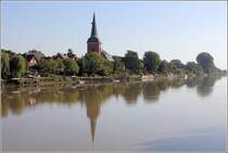 Die Gemeinde Osten (Samtgemeinde Hemmoor) an der Oste wird vom Turm der 1747/48 erbauten barocken St.-Petri-Kirche berragt. 22.09.2020