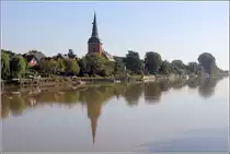 Die Gemeinde Osten (Samtgemeinde Hemmoor) an der Oste wird vom Turm der 1747/48 erbauten barocken St.-Petri-Kirche �berragt. 22.09.2020