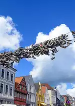 Den Norderstra�e in Flensburg kennen sogar die Ney Yorker. Den dort hat sie ein Reisemagazin zu einer der 18 verr�cksten Stra�en weltweit gew�hlt. Grund f�r die kuriose Auszeichnung sind ein Paar hundert ausgelatschte Schuhe, die in mehr als vier Metern H�he �ber Drahtseilen H�ngen. Aufnahme: 11. Juli 2020.