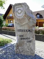 Querbach, Gedenkstein zur 650 Jahrfeier des Ortes, aufgestellt 2011, Aug.2020