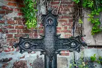 Darłowo in Hinterpommern - Auschnitt eines Antiken deutschen Eisen-Grabkreuz an der Mauer von R�genwalder Marienkirche. Aufnahme: 22. August 2020.