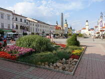 Banska Bystrica / Neusohl, Blumenbeete am Platz des Slowakischen Nationalaufstandes (07.08.2020)