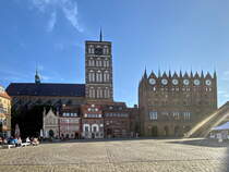Blick vom alten Markt in Stralsund auf das hanseatische Rathaus am 21. September 2020.