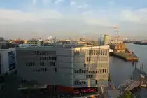 Hamburg am 15.9.2020: Blick von der Plaza der Elbphilharmonie ostw�rts �ber die D�cher der Hafencity /